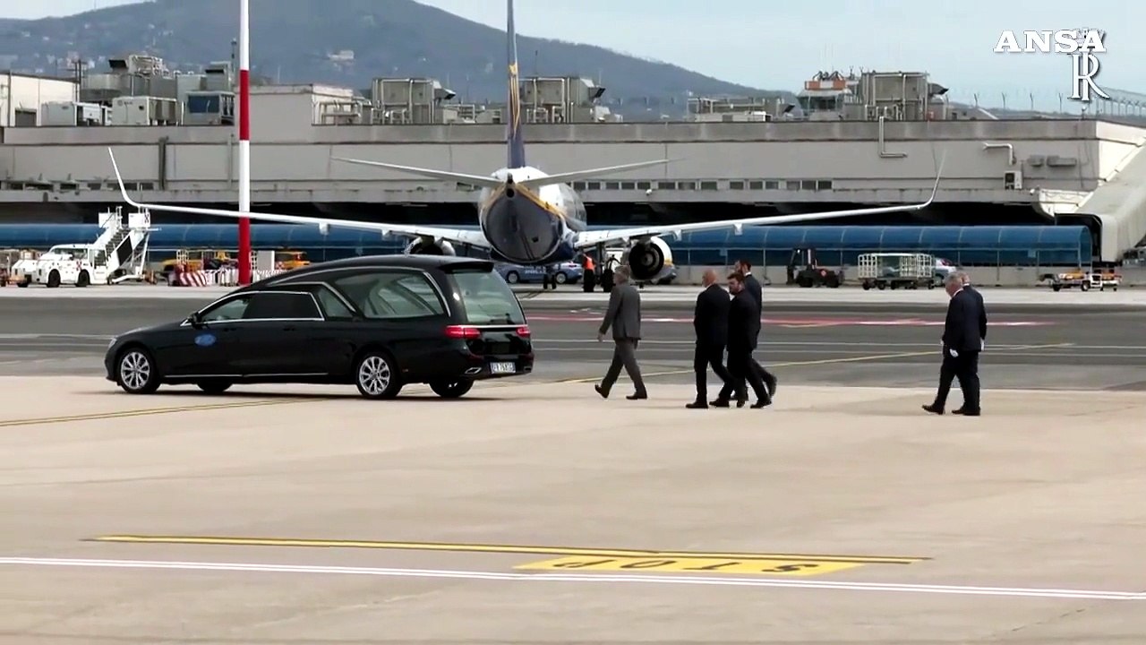 Alessandro Parini, il feretro a Ciampino accolto da Mattarella