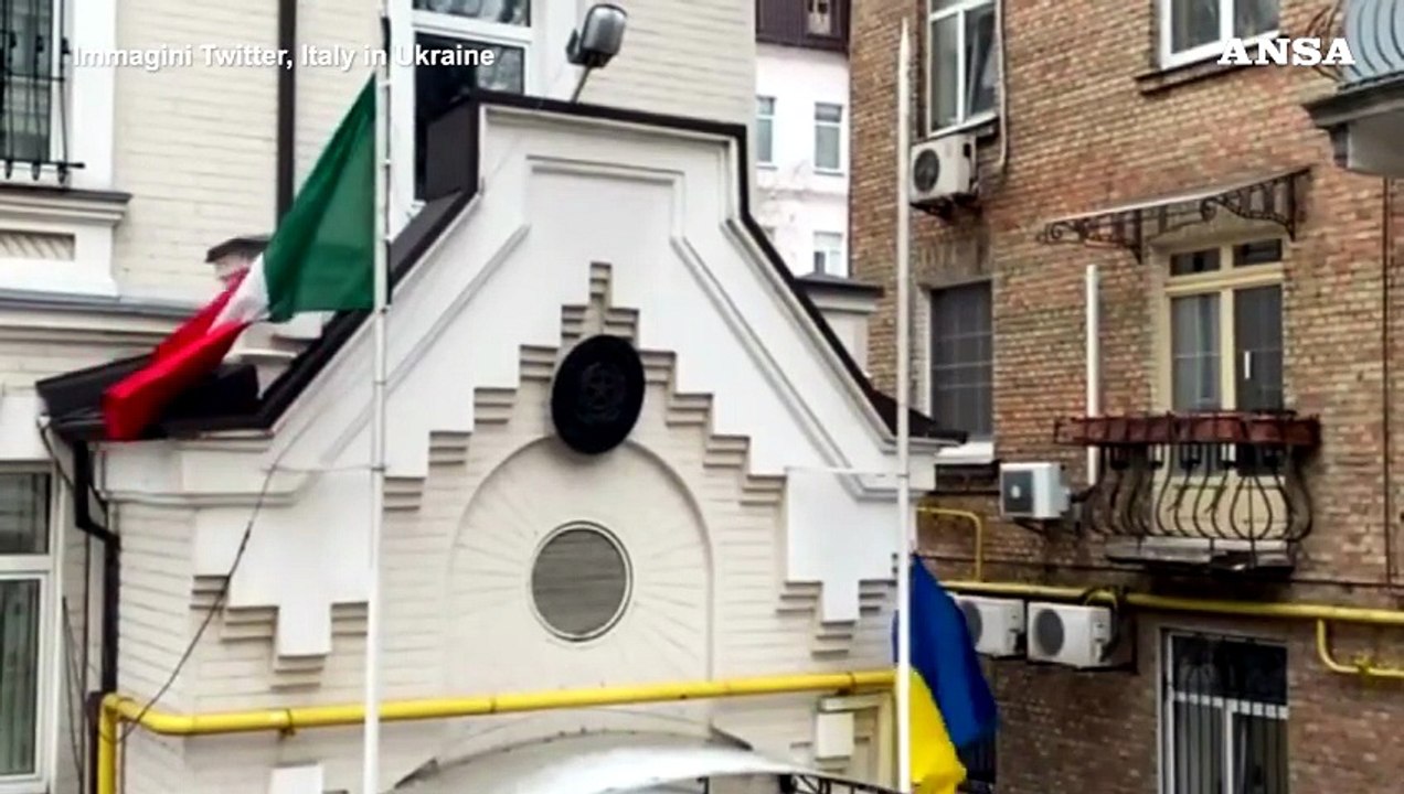 L'Ambasciata d'Italia a Kiev issa la bandiera ucraina a mezz'asta