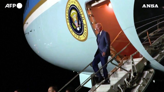 Biden accolto dal primo ministro britannico Sunak all'arrivo a Belfast