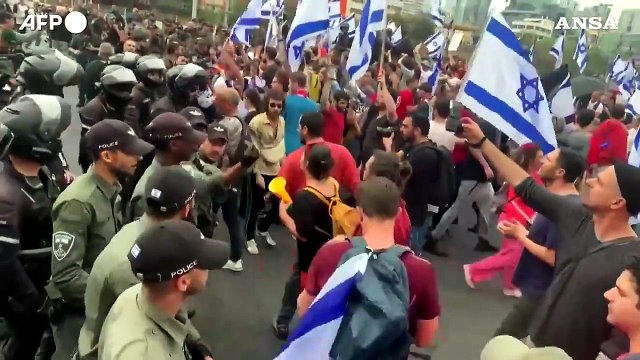 Israele, polizia usa i cannoni ad acqua per disperdere i manifestanti a Tel Aviv