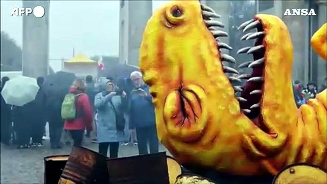 Nucleare, Greenpeace espone un tirannosauro davanti alla Porta di Brandeburgo