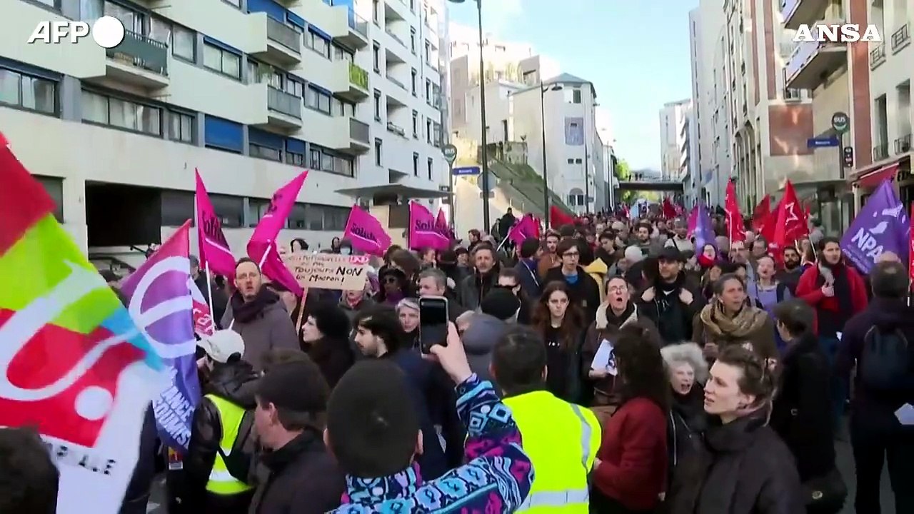 Riforma pensioni in Francia, manifestanti marciano a Parigi