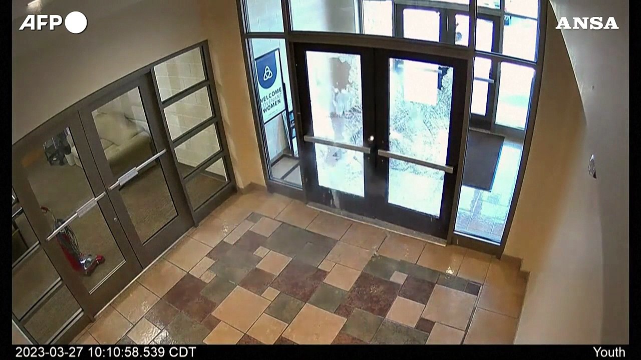 Nashville, l'irruzione nella scuola ripresa dalle telecamere di sorveglianza