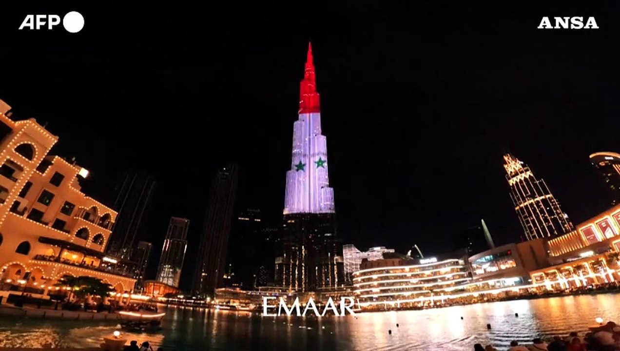 A Dubai il Burj Khalifa si illumina con i colori della bandiera siriana