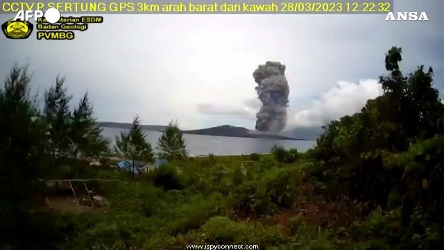 Eruzione del vulcano Anak Krakatoa in Indonesia. Colonna di fumo e cenere a 1.500 metri sopra il suo cratere