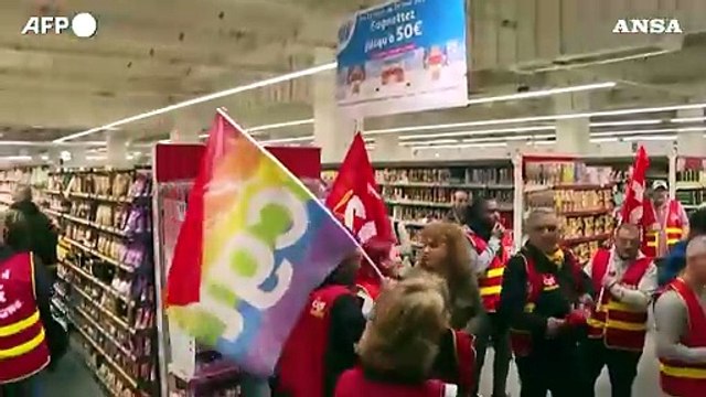 Francia: riforma pensioni, manifestanti occupano un supermercato vicino Parigi
