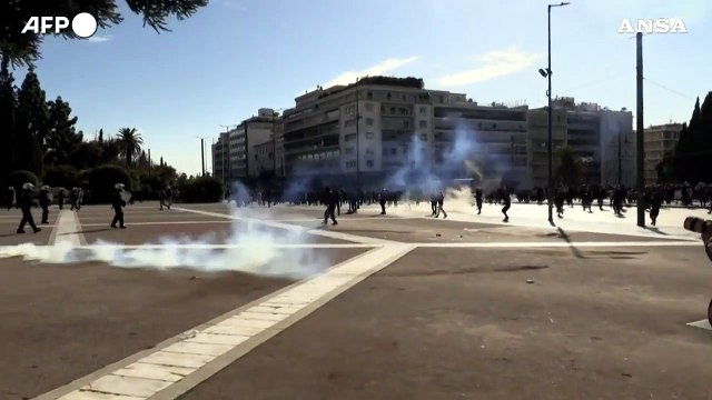 Disastro treni Grecia, 50 mila in piazza: tensioni con la polizia ad Atene