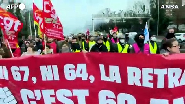 Riforma delle pensioni, manifestanti bloccano la tangenziale a Parigi