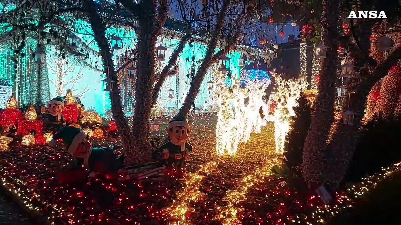 A Melegnano, nel Milanese, la casa di Babbo Natale piu' illuminata d'Italia