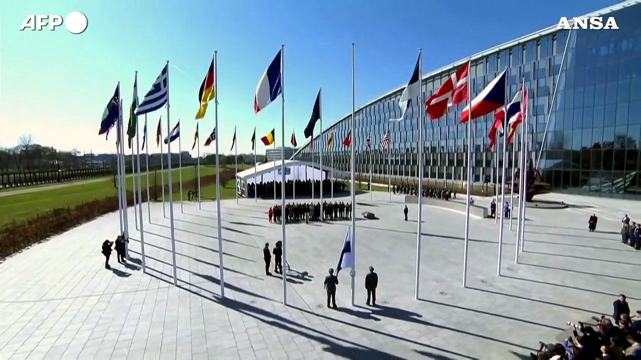 Issata la bandiera finlandese al quartier generale della Nato. Mosca minaccia ritorsioni