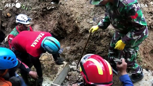 Indonesia, una frana colpisce la citta' di Bogor: almeno due morti