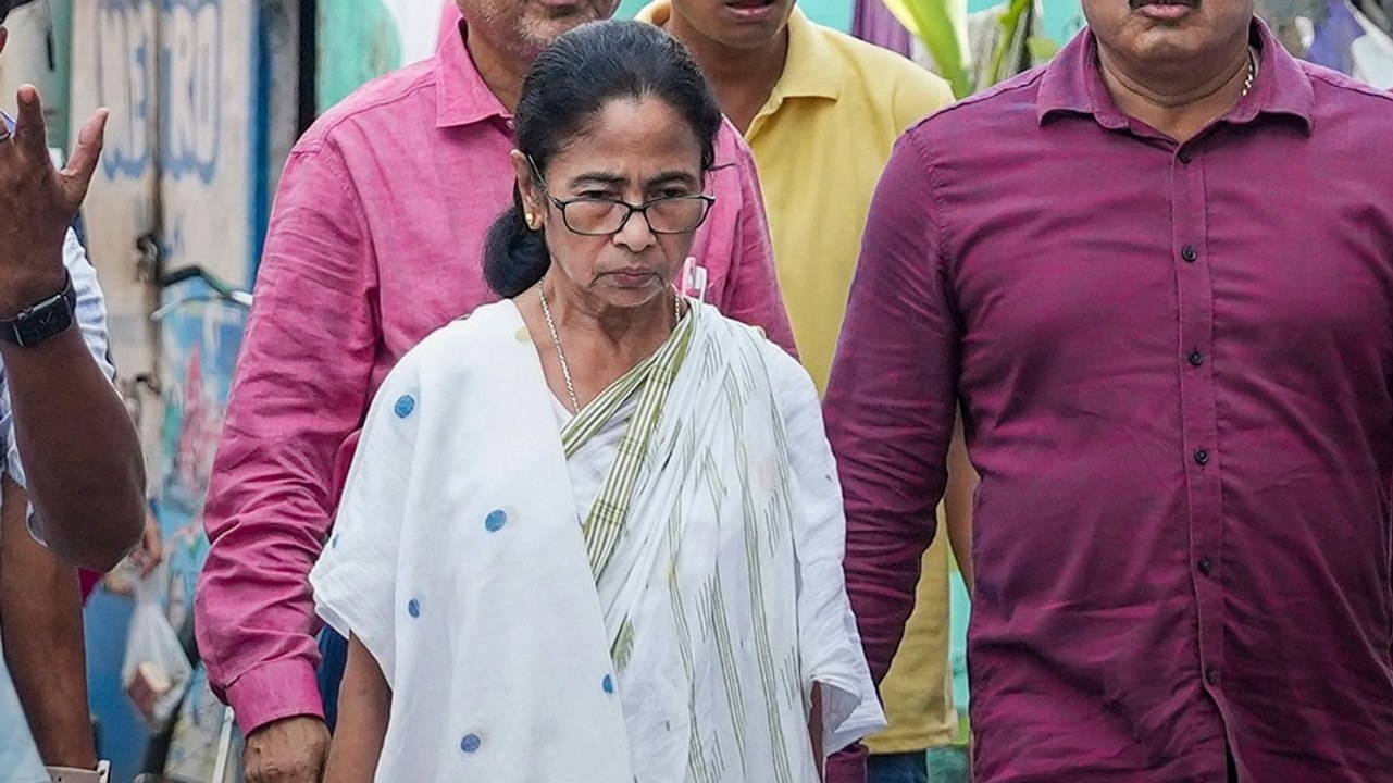 सड़क पर लौटीं ममता बनर्जी, क्या TMC को संकट से...