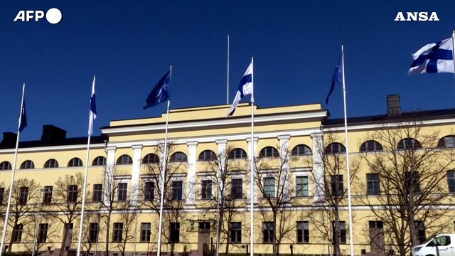Helsinki, la bandiera della Nato sventola davanti al ministero degli Esteri
