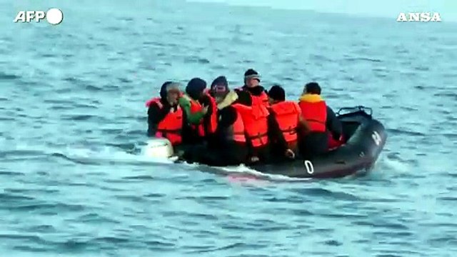 Migranti, su un gommone tentano di attraversare la Manica per raggiungere la Gran Bretagna