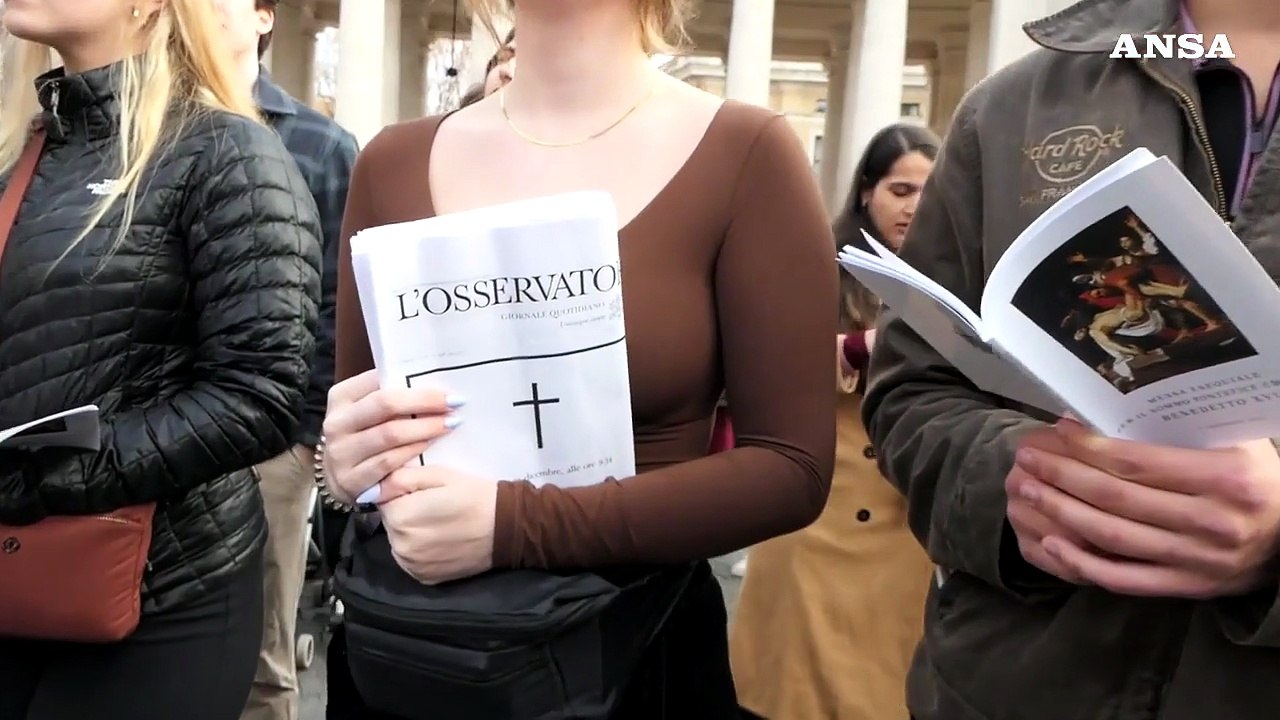 Foto e commozione, tra i fedeli durante il funerale di Ratzinger