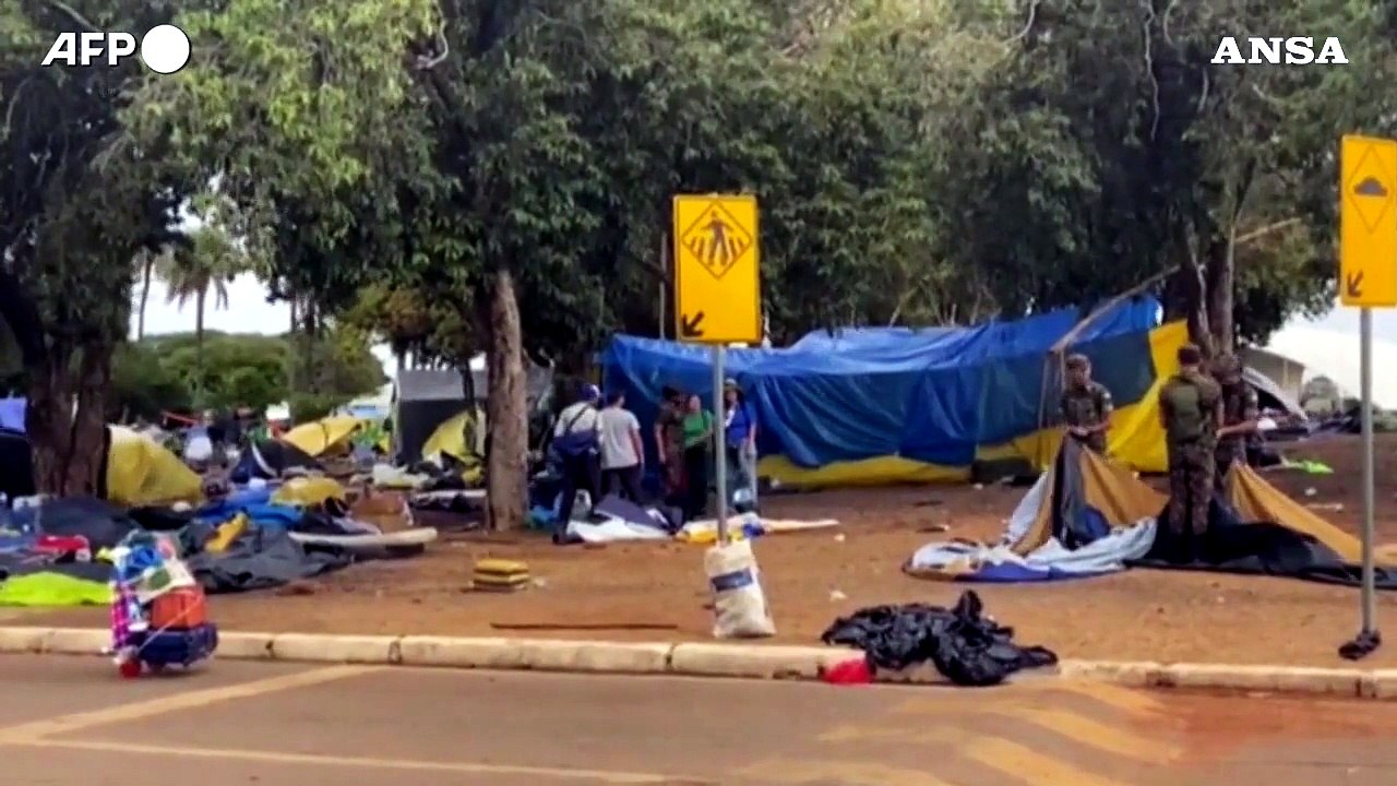 Brasile, soldati smantellano il campo allestito dai sostenitori di Bolsonaro davanti al quartier generale dell'esercito a Brasilia