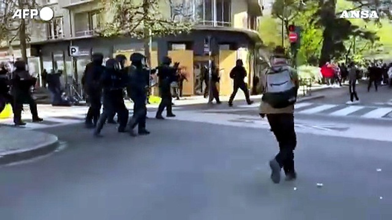 Riforma pensioni in Francia, a Rennes lacrimogeni e cannoni ad acqua contro manifestanti