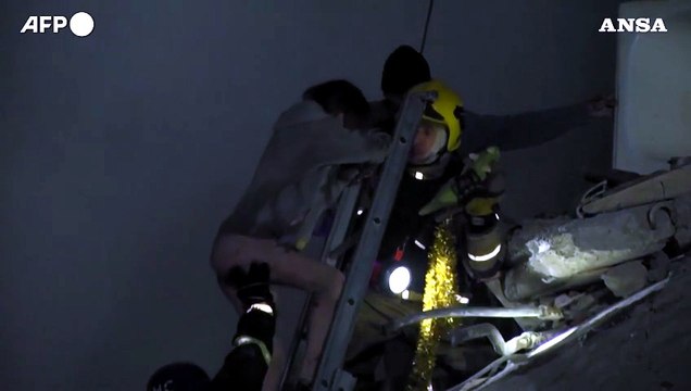 Ucraina, donna salvata da condominio distrutto a Dnipro