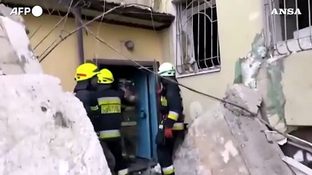 Ucraina, un'altra donna estratta viva dalle macerie del condominio a Dnipro