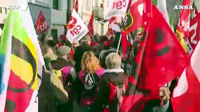 Macron contestato con pentole e una finta bara nel sud-ovest della Francia