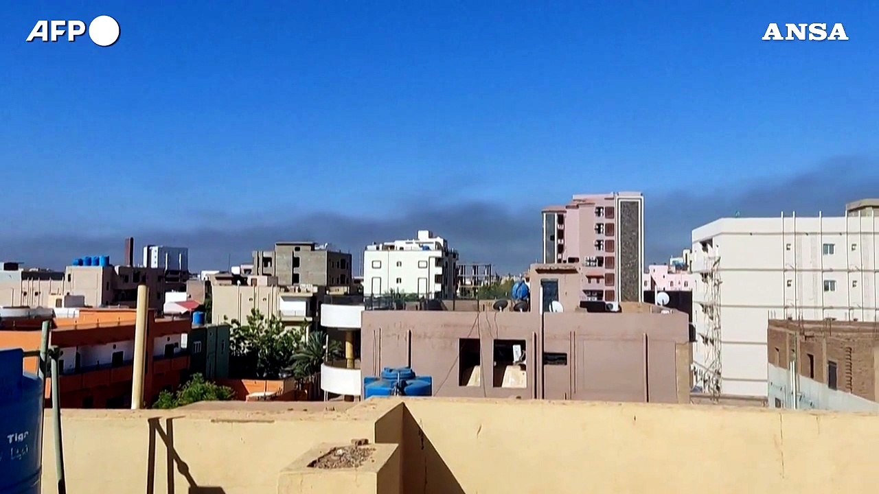 Sudan, continuano i combattimenti: colonne di fumo si levano in cielo a Khartoum