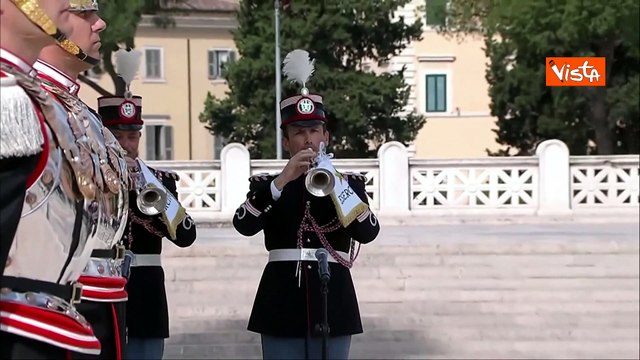 Mattarella depone una corona d'alloro all'Altare della Patria per la Festa della Repubblica
