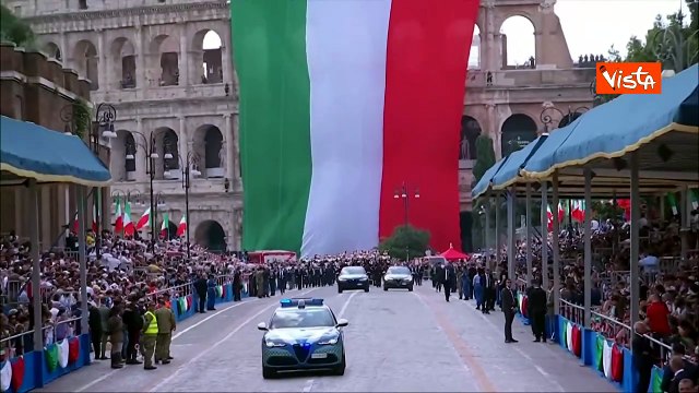 2 giugno, Mattarella e Crosetto arrivano in via dei Fori Imperiali scortati da Carabinieri a cavallo