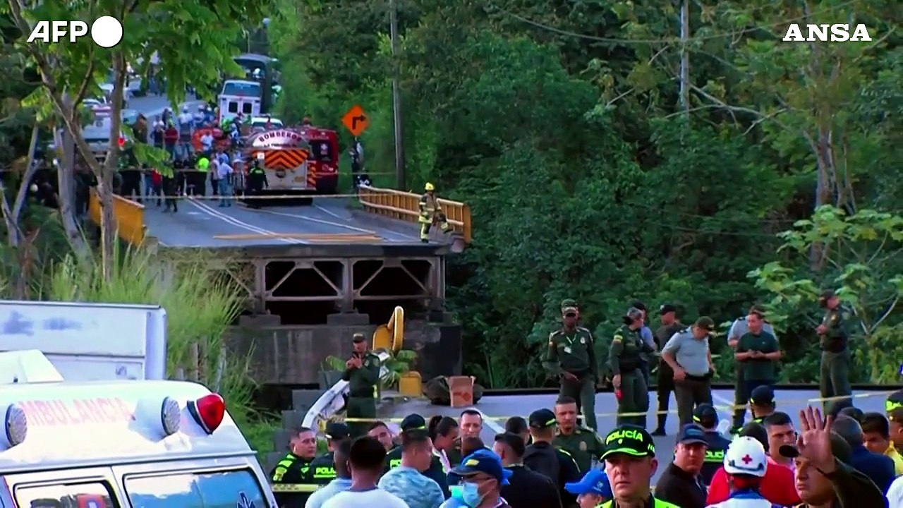 Crolla un ponte nella Colombia centrale: morti due poliziotti