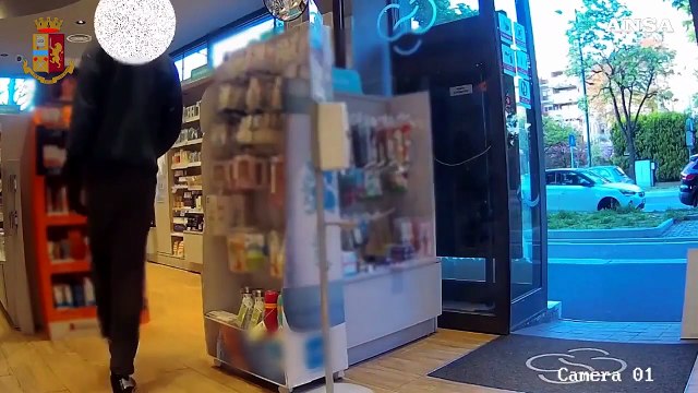 Milano, rapina una farmacia e pretende di cancellare le impronte dalla cassa: arrestato