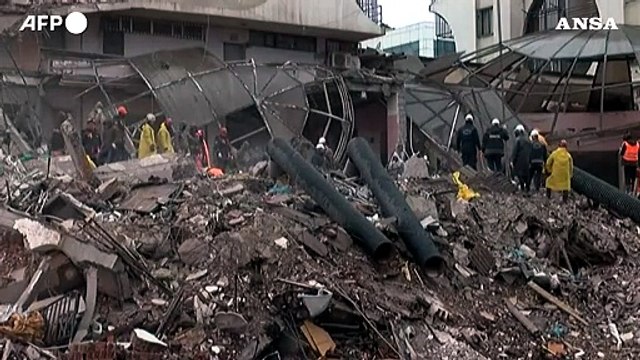 Terremoto in Turchia, soccorritori cercano sopravvissuti tra le macerie ad Adiyaman