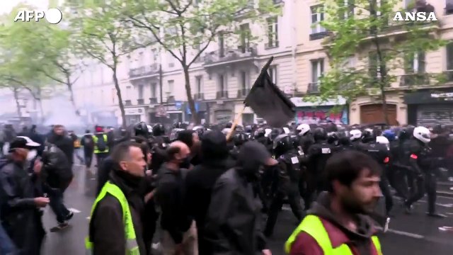 Scontri con la polizia al corteo per il primo maggio a Parigi