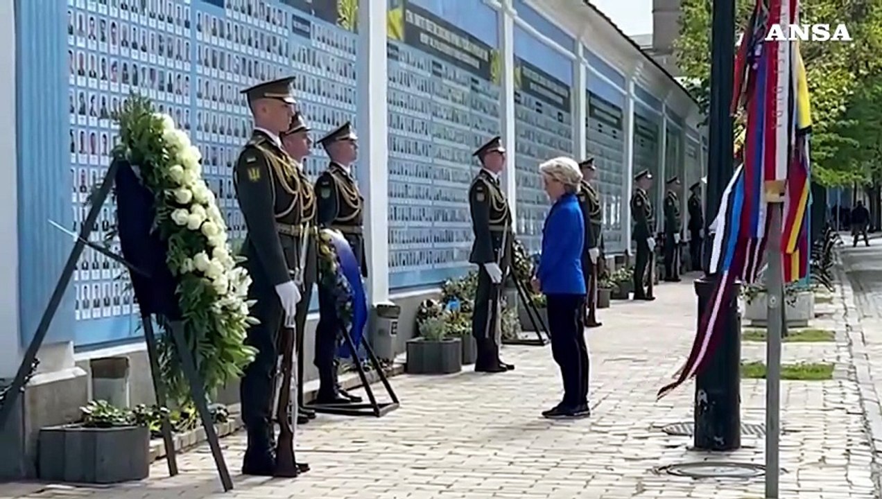 Ucraina, von der Leyen visita il muro dei caduti a Kiev