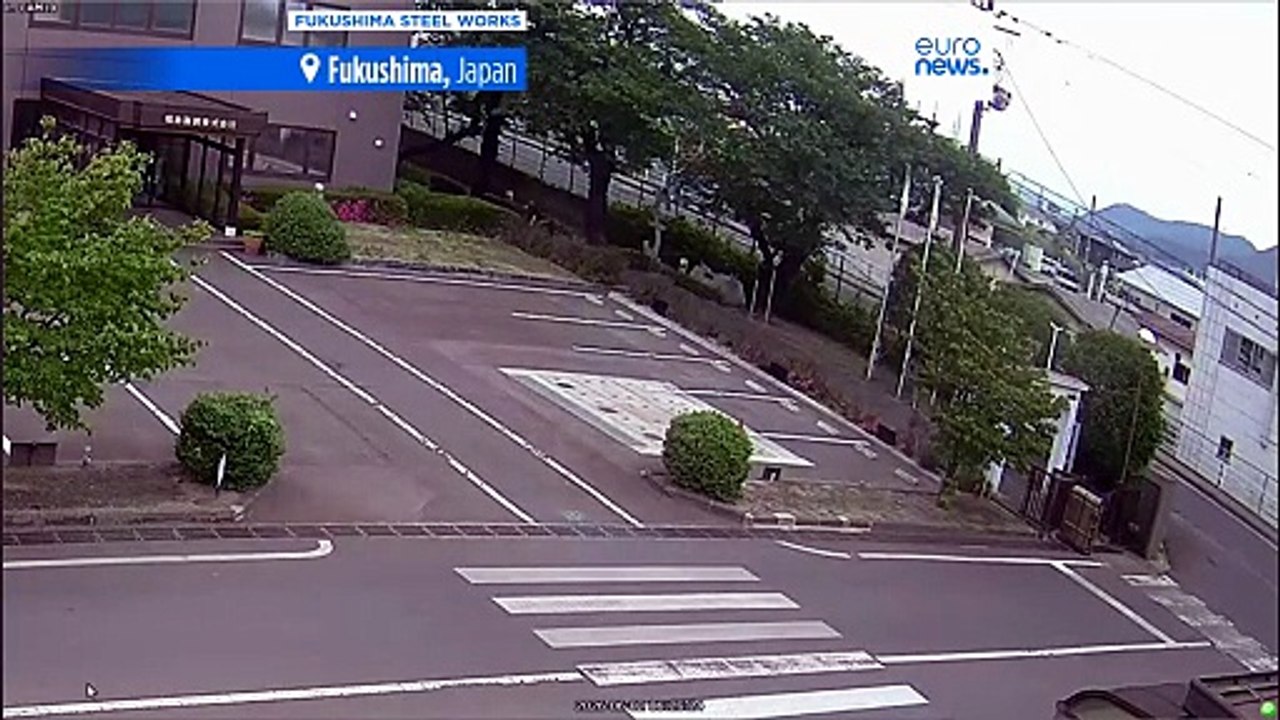 Moment bear chases and attacks workers in Japan