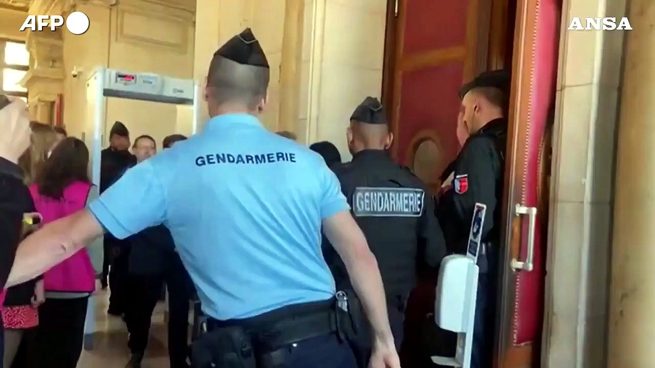 Sarkozy condannato, evita il carcere ma dovra' indosssare per un anno un braccialetto elettronico