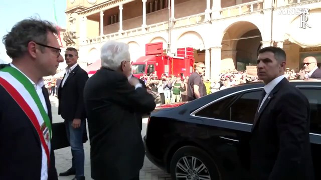 Mattarella a Faenza, firma una copia della Costituzione