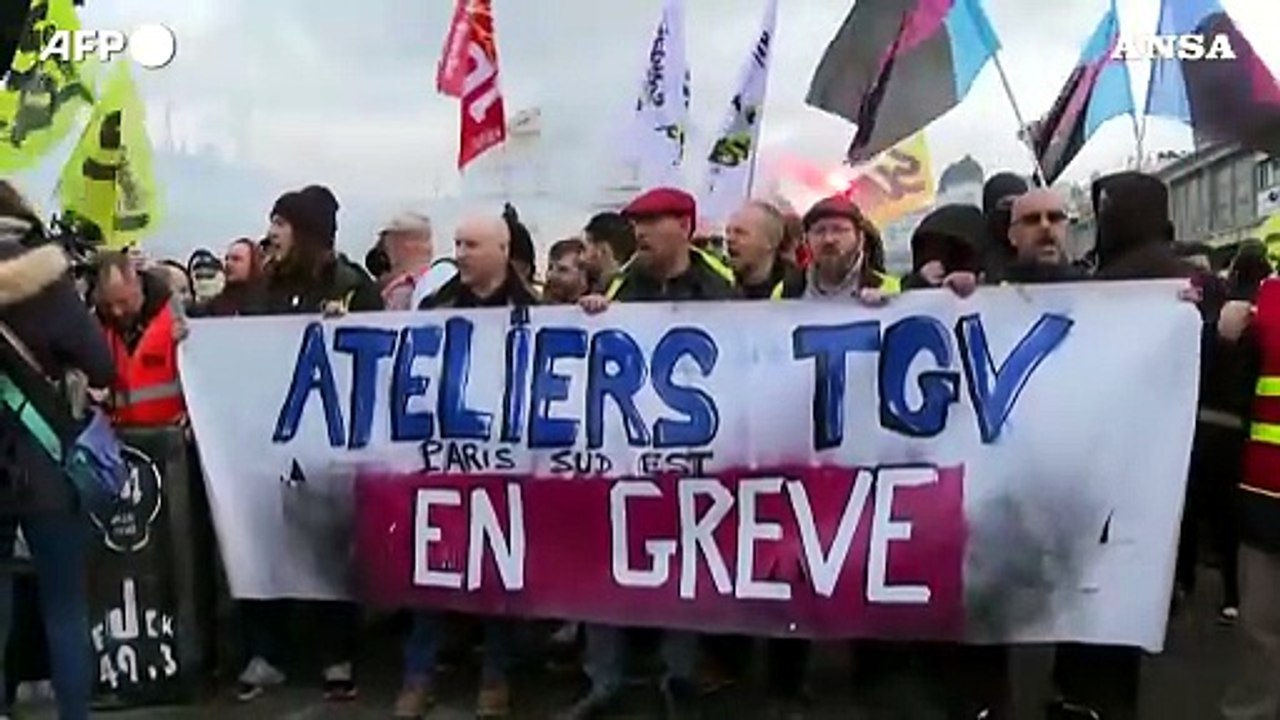 Riforma pensioni in Francia, ferrovieri iin sciopero alla Gare de Lyon di Parigi