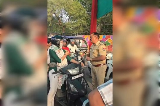 सड़क सुरक्षा के प्रति किया जागरूक