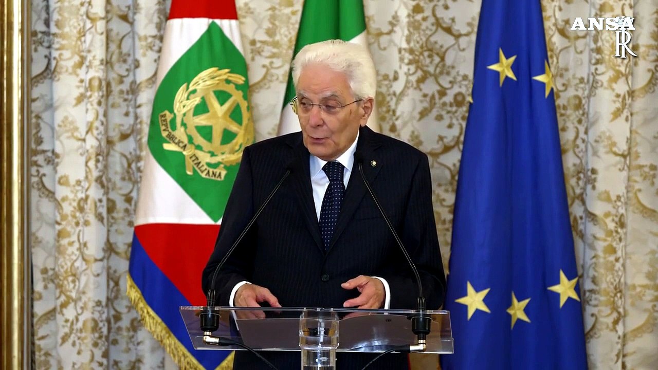 Mattarella: "Doveroso e meritorio soccorso a migranti in mare"