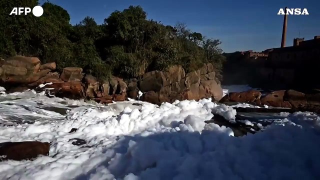 Brasile, il fiume Tiete coperto da schiuma tossica