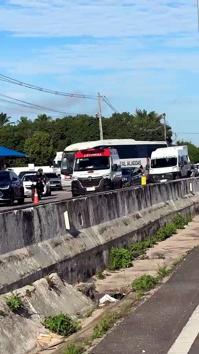 Veículos colidem em sequência e provocam engavetamento em rodovia, em Marechal Deodoro