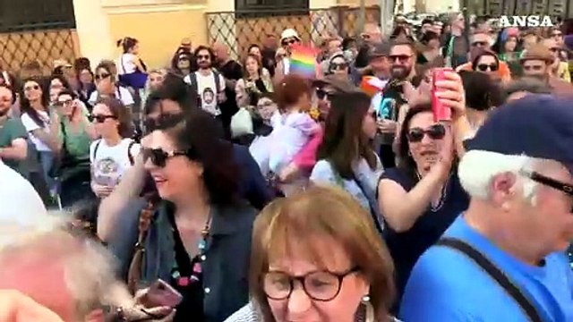 Pride Roma, l'arrivo di Schlein al corteo tra gli applausi: Vai Elly!