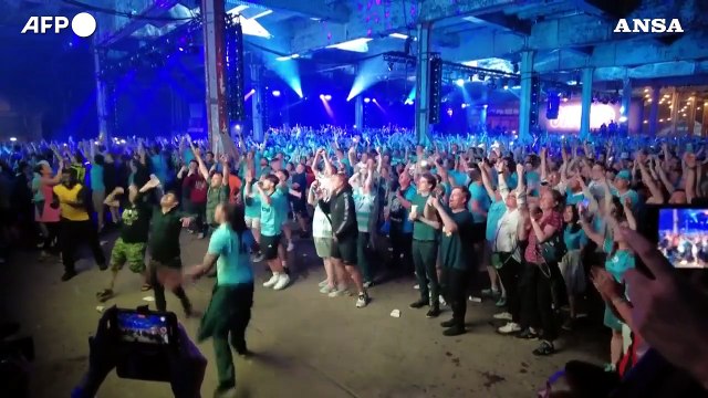 Manchester, i tifosi del City fanno festa con We are the champions