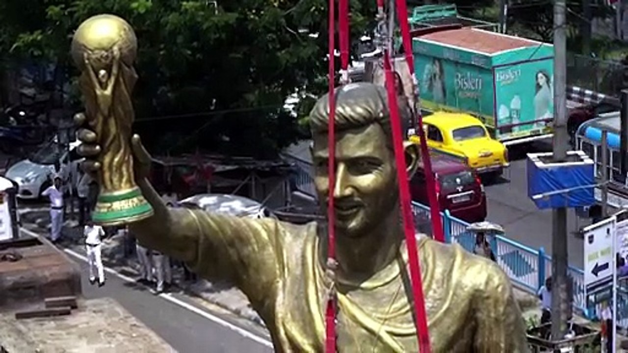 Riesige Messi-Statue in Kolkata abgebaut