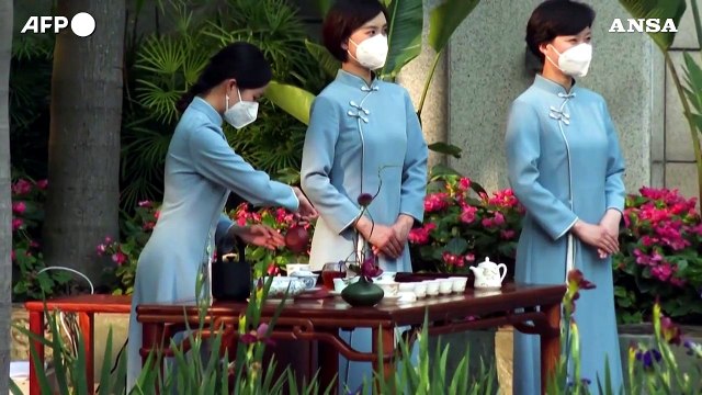 Cina, cerimonia del te' per Xi Jinping e Macron