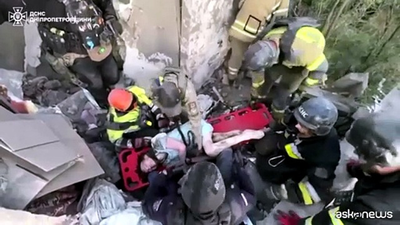 Raid russo su Dnipro, un sopravvissuto estratto dalle macerie