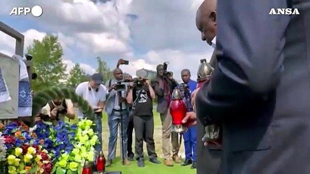 Ucraina, leader africani visitano fossa comune a Bucha