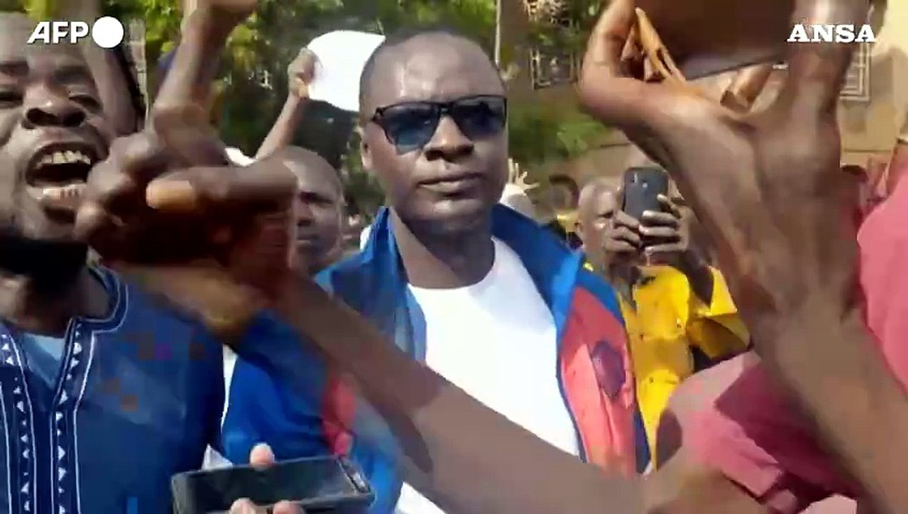 Niger, migliaia manifestano davanti all'ambasciata francese a Niamey