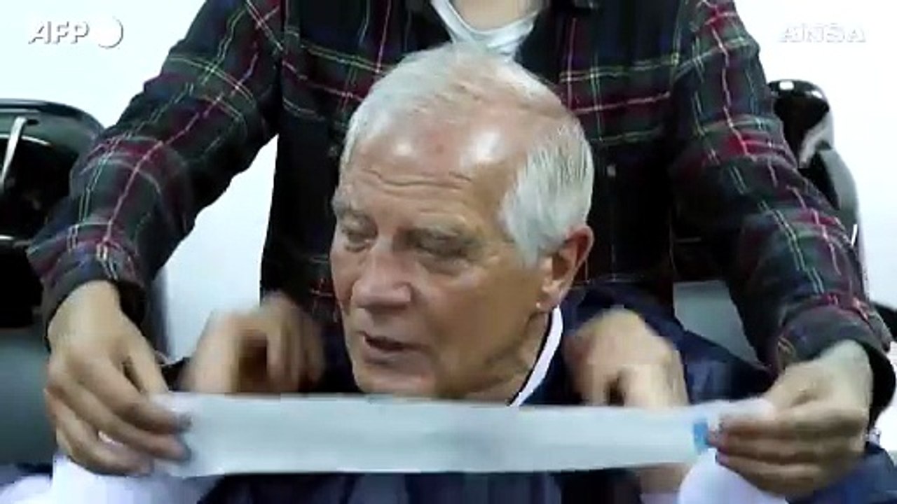 Borrell si fa tagliare i capelli durante la sua visita a Bogota'
