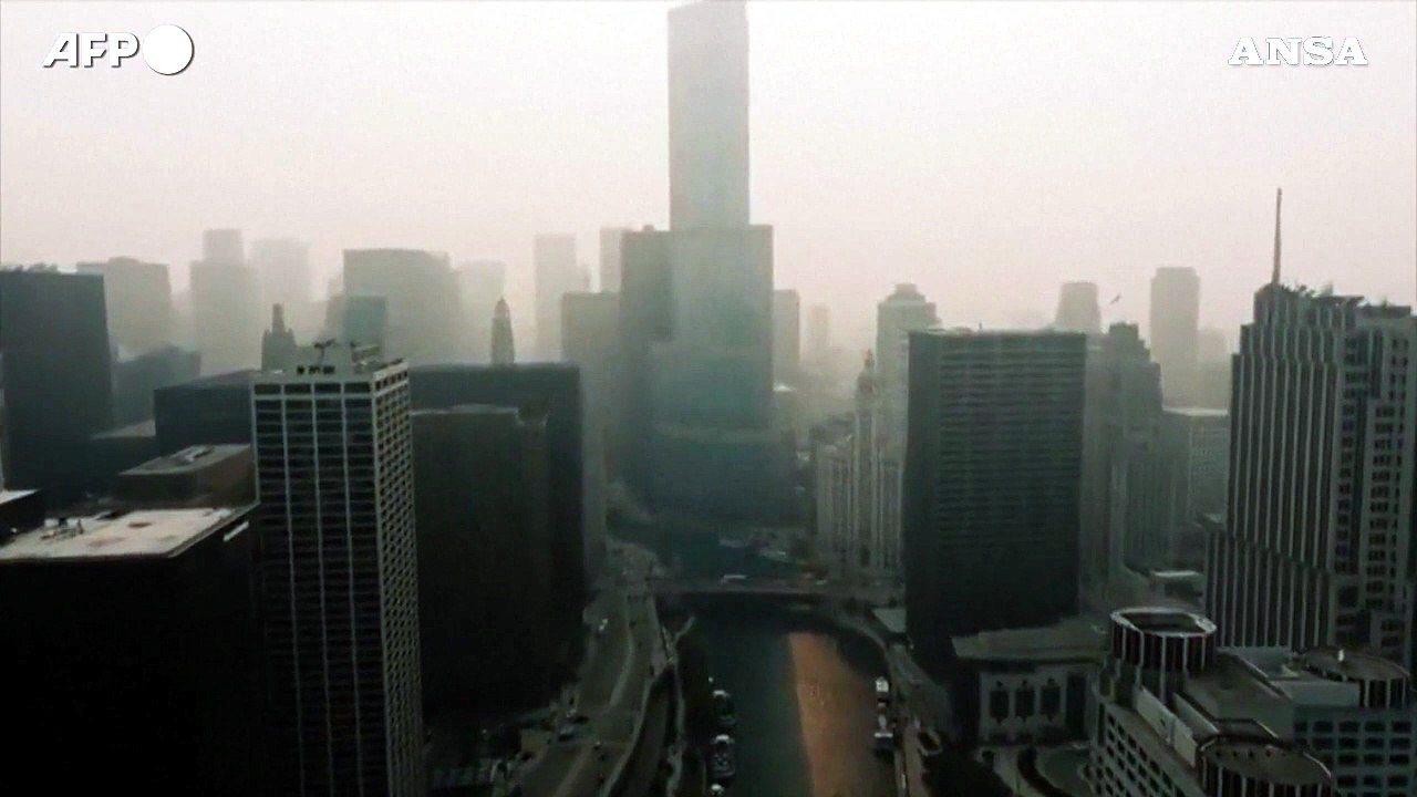 Il fumo degli incendi in Canada "soffoca" Chicago