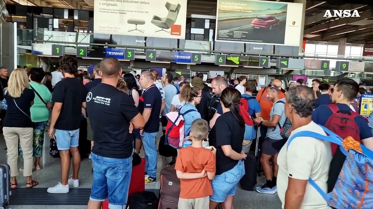 Etna in eruzione, aeroporto di Catania chiuso fino alle 20